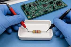Out-of-circuit test of a 4.7k resistor with probes contacting both leads