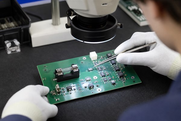 SMD and through-hole PCB fuse assembly inspection under a microscope