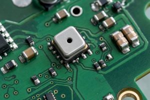 Absolute pressure sensor PCB layout with nearby interface and decoupling components