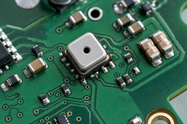 Absolute pressure sensor PCB layout with nearby interface and decoupling components