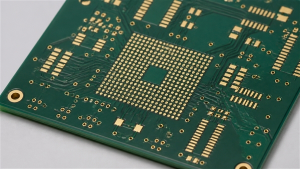 PCB immersion gold finish on flat BGA and fine-pitch solder pads