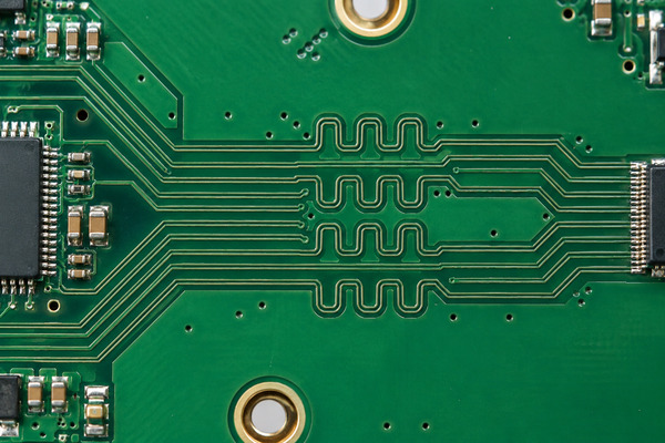 PCB trace length matching, controlled serpentine tuning across parallel PCB routes